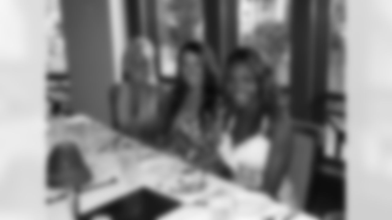 Titans Cheerleaders arrived Monday at the Sandestin Golf and Beach Resort for their 2010 photo shoot. After checking in at the Grand, the cheerleaders enjoyed dinner at Marlin Grill at the Baytown Wharf prior to resting up for an early morning photo shoot.