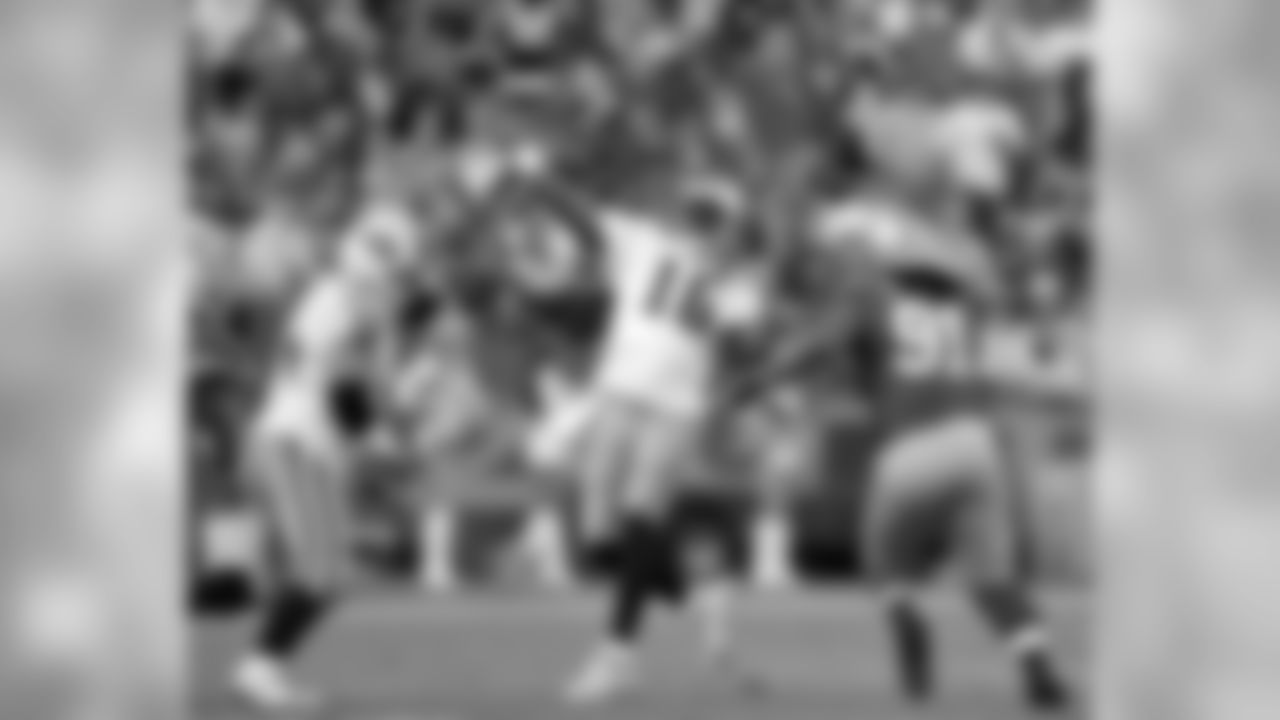 The Tennessee Titans improved to 2-6 with a 34-27 victory against the San Francisco 49ers at Candlestick Park on Sunday, Nov. 8, 2009.