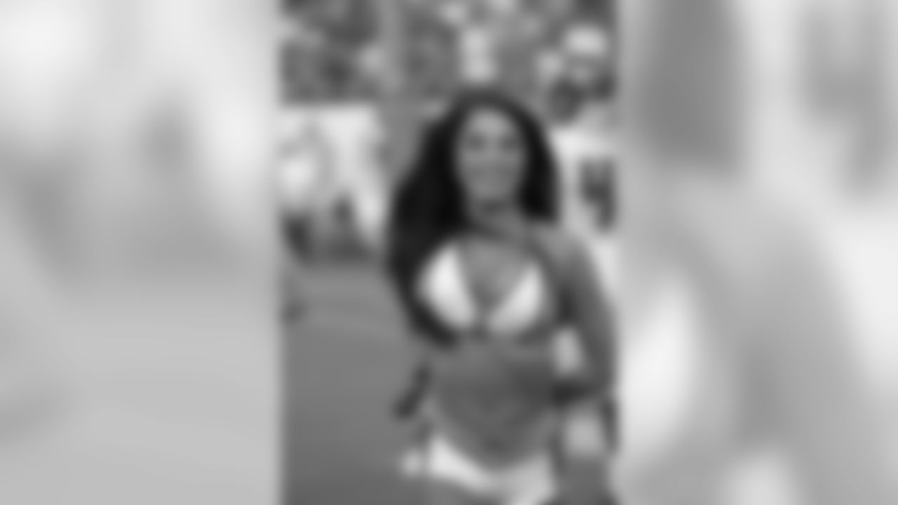 titans2018bucscheer244473
