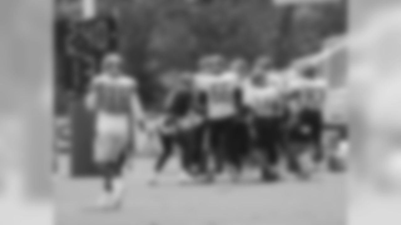 NASHVILLE, TN - AUGUST 01, 2019 - Offense celebrates during training camp practice in Nashville, TN. Photo By Jourdan Gottlieb/Tennessee Titans