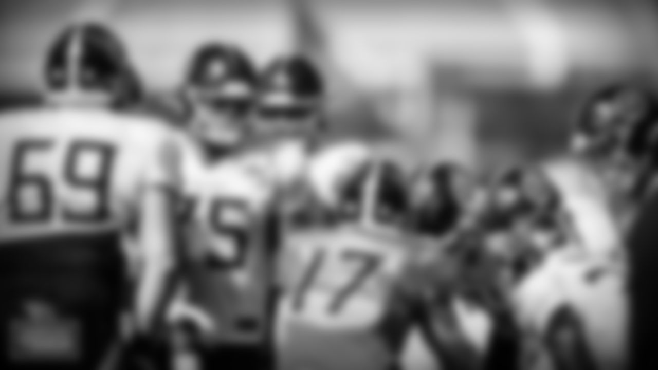 Quarterback Ryan Tannehill #17 of the Tennessee Titans in the huddle during joint training camp practice with the Tampa Bay Buccaneers on AUGUST 18, 2021 in Tampa, FL. Photo By Donald Page/Tennessee Titans