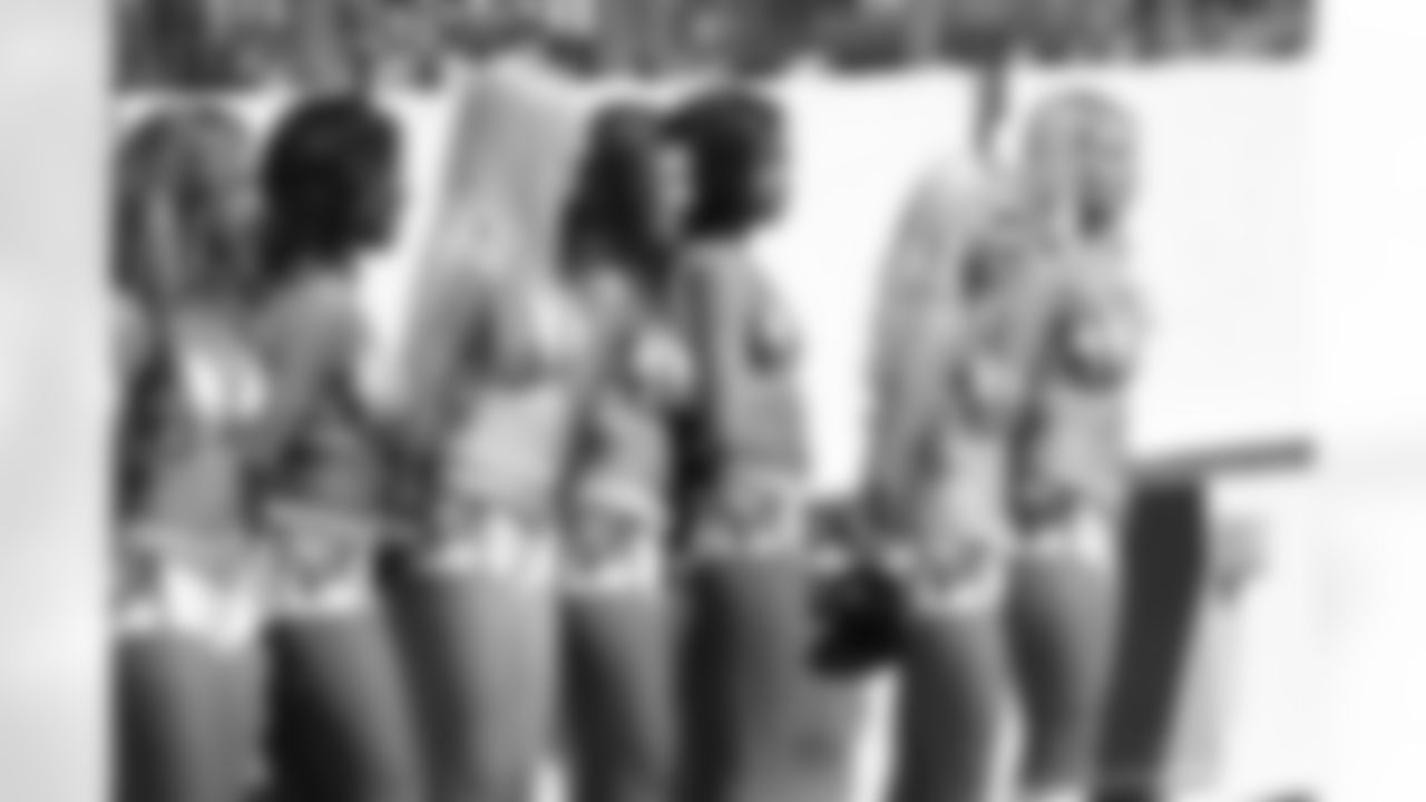 cheerleaders-180814-scrimmage241505