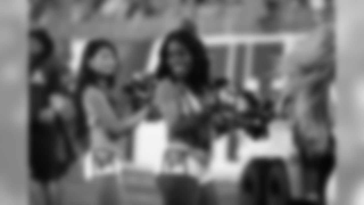 titans2018bucscheer244476