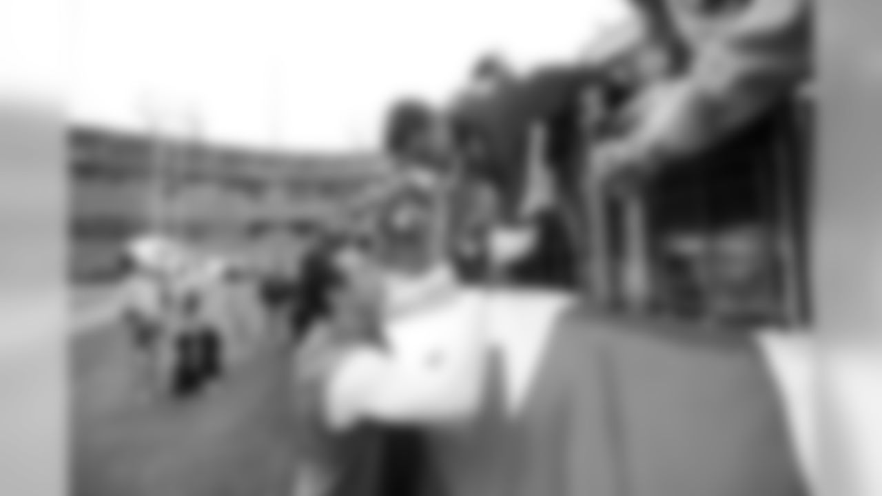 Arizona Cardinals quarterback Kurt Warner signs an autograph before the start of an NFL football game on Sunday, Nov. 29, 2009 in Nashville, Tenn. (AP Photo/John Russell)
