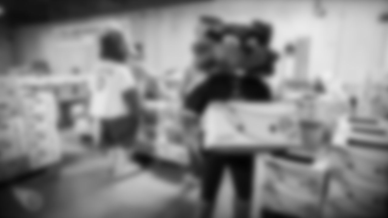 NASHVILLE, TN - OCTOBER 15, 2019 - Nashville area sports teams volunteer with Second Harvest Food Bank of Middle Tennessee in Nashville, TN. Photo By Donald Page/Tennessee Titans