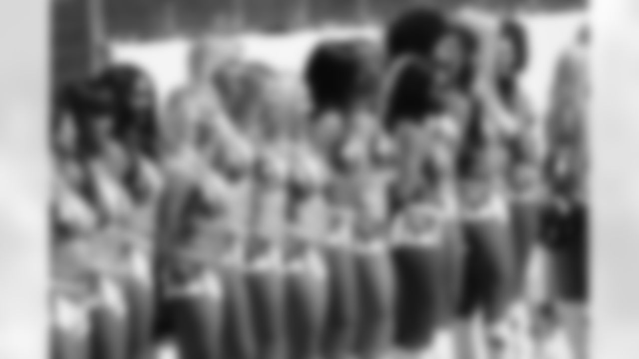 cheerleaders-180814-scrimmage241499