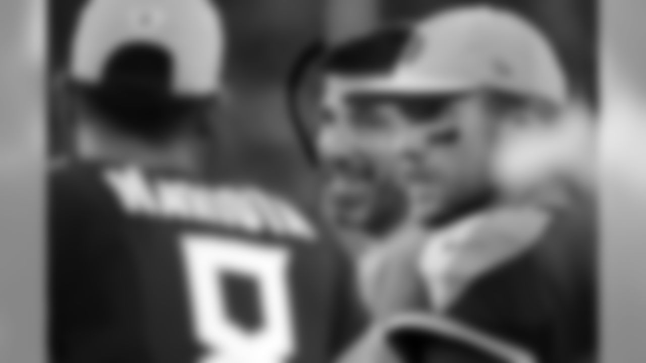 Tennessee Titans head coach Mike Vrabel, center, talks with quarterbacks Marcus Mariota (8) and Blaine Gabbert, right, in the first half of a preseason NFL football game against the Minnesota Vikings Thursday, Aug. 30, 2018, in Nashville, Tenn. (AP Photo/James Kenney)