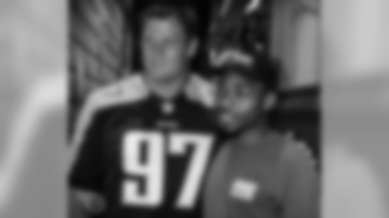 Titans DL Karl Klug serves lunch and buys meals at Logan's Roadhouse for Titans Fan Week. #RandomActsOfKickoff