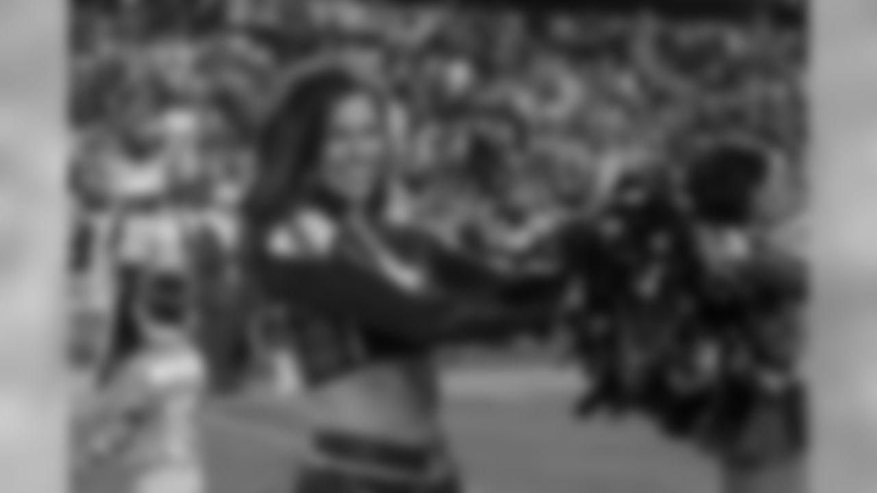 NASHVILLE, TN - AUGUST 25, 2019 - Tennessee Titans Cheerleaders during the preseason home game between the Pittsburgh Steelers and the Tennessee Titans at Nissan Stadium in Nashville, TN. Photo By Kayla Schoen/Tennessee Titans