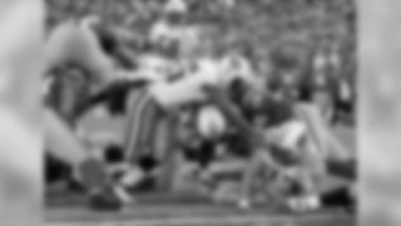 The Tennessee Titans improved to 2-6 with a 34-27 victory against the San Francisco 49ers at Candlestick Park on Sunday, Nov. 8, 2009.