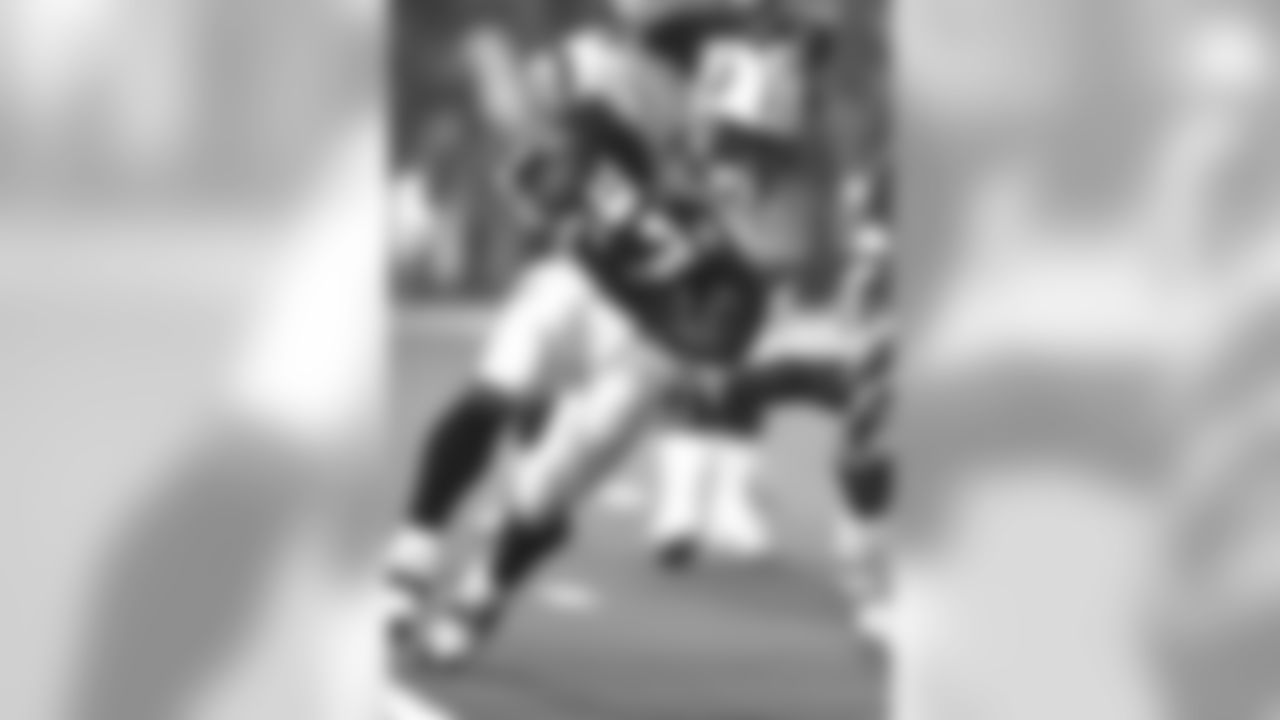 Running back Eddie George (27) of the Tennessee Titans rushes against the St Louis Rams at Super Bowl XXXIV in Atlanta January 30, 2000. (AP Photo / Al Messerschmidt)