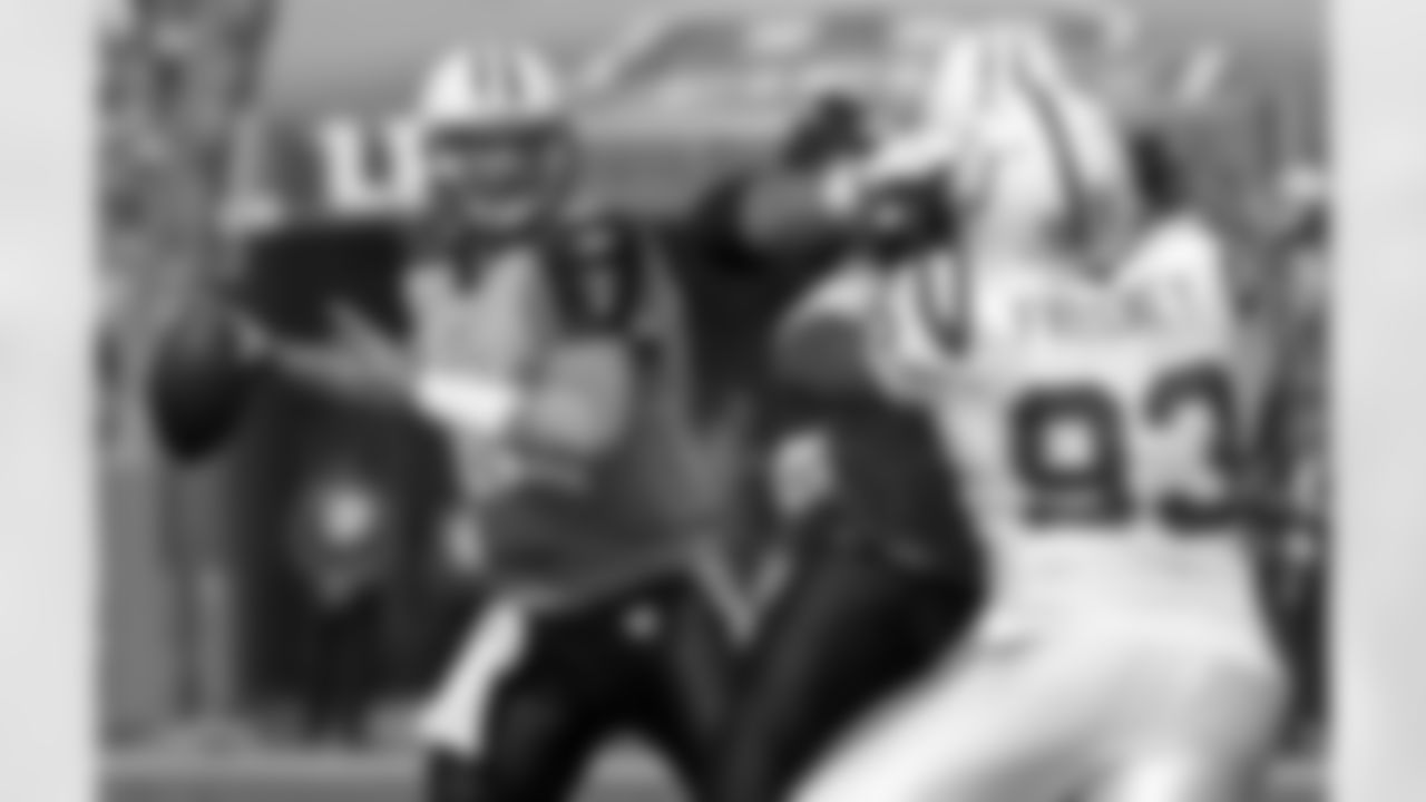 El quarterback de los Titans de Tenes�� Matt Hasselbeck (8) busca receptor mientras el defensivo de los Colts de Indianapolis Dwight Freeney (93) intenta presionarlo en el segundo cuarto del encuentro del domingo 30 de octubre de 2011, en Nashville, Tenes��. (Foto AP/Wade Payne)
