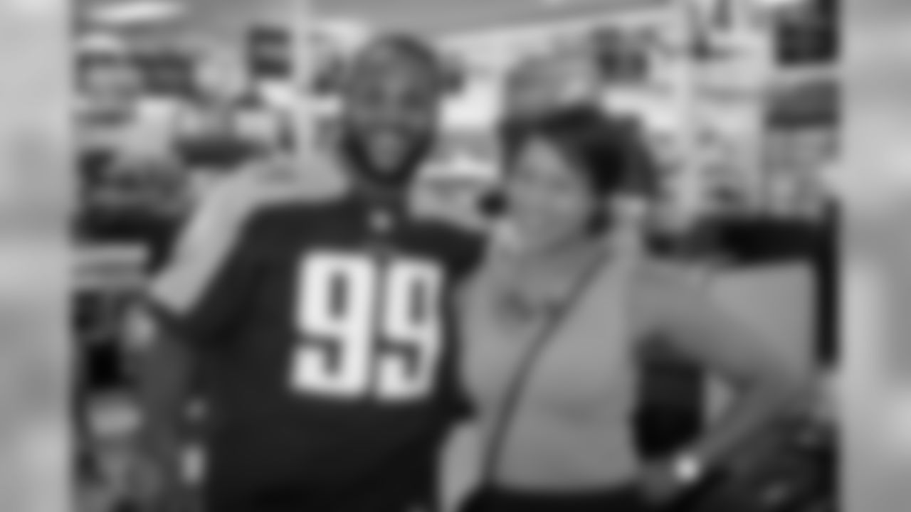 Titans DT Jurrell Casey buys groceries for Kroger customers for Titans Fan Week. #RandomActsOfKickoff