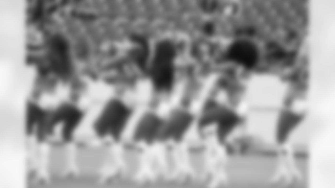cheerleaders-180814-scrimmage241520