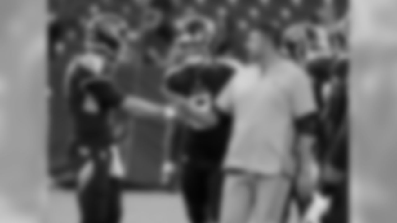 Tennessee Titans head coach Mike Vrabel, right, talks with quarterbacks Blaine Gabbert, left, and Marcus Mariota (8) before a preseason NFL football game against the Minnesota Vikings Thursday, Aug. 30, 2018, in Nashville, Tenn. (AP Photo/James Kenney)
