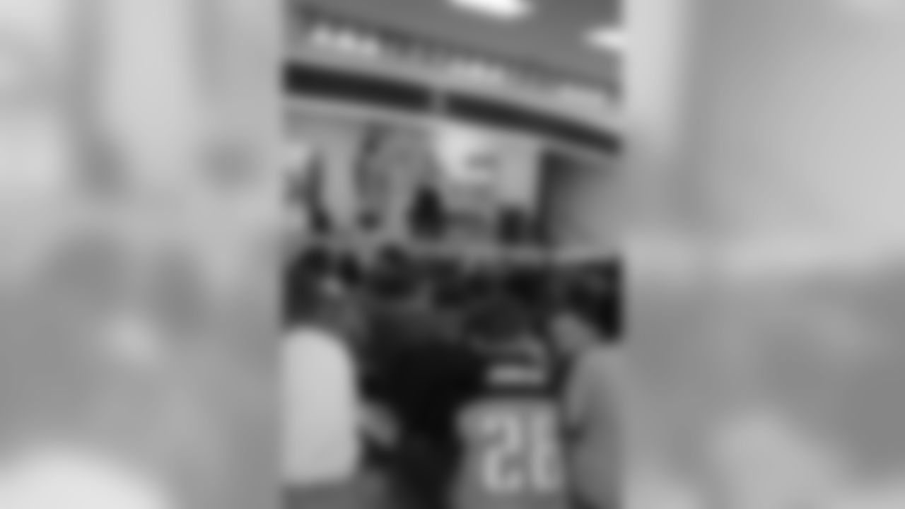 DT Sen'Derrick Marks was onboard Titans Caravan XIII Tuesday with stops at Creekside Elementary in Harvest, AL, Southside Elementary in Pulaski, TN and autograph signings at Kroger in Decherd, TN and Family Pharmacy in Scottsboro, AL. Marks was joined by WR Kenny Britt at Logan's Roadhouse in Chattanooga for the final stop of the day.