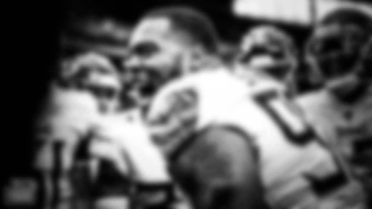 Defensive lineman Jeffery Simmons #98 of the Tennessee Titans in team huddle before the game between the Tennessee Titans and the Houston Texans at NRG Stadium on October 30, 2022 in Houston, TX. Photo By Cameron Faulkner/Tennessee Titans