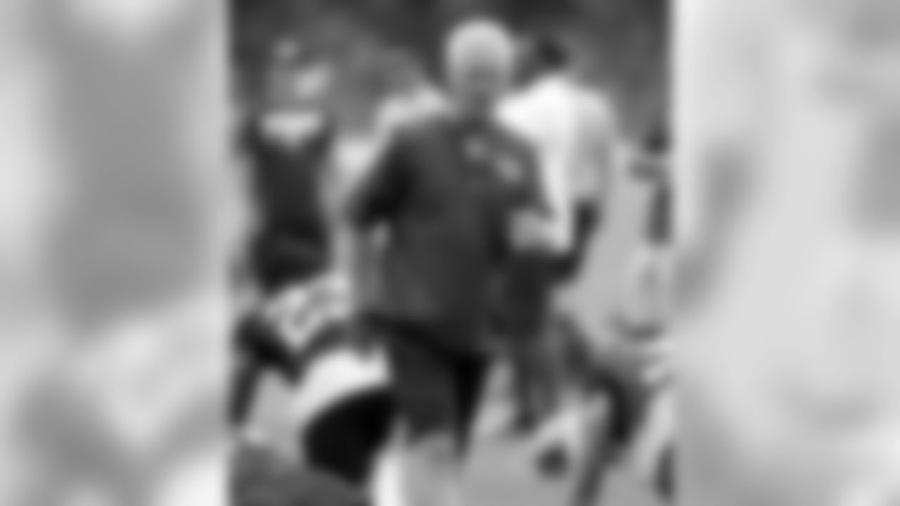 Tennessee Titans secondary coach Kerry Coombs watches as players warm up during NFL football minicamp Wednesday, June 13, 2018, in Nashville, Tenn. (AP Photo/Mark Humphrey)