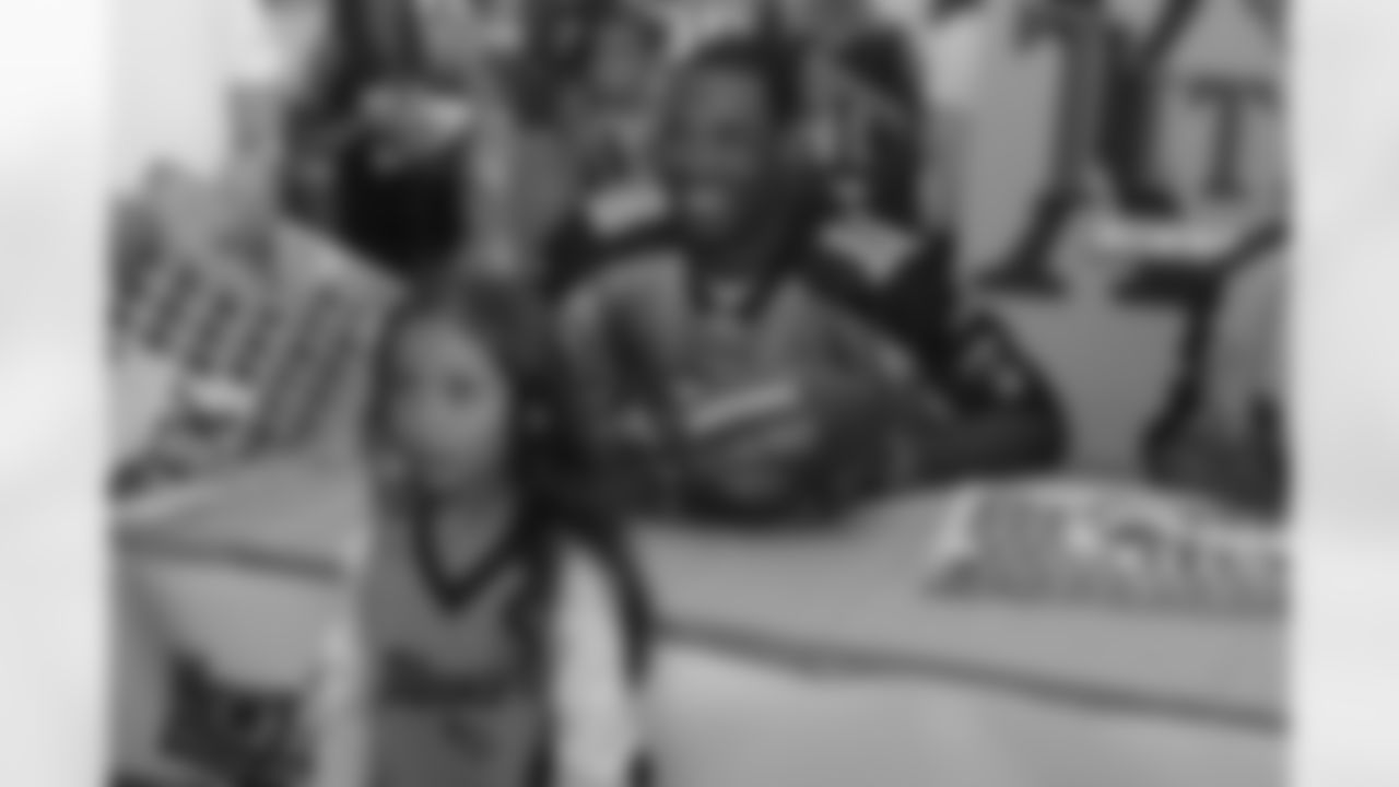 WR Kenny Britt kicked off Day 3 of Titans Caravan XIII on Wednesday with visits to Arnold Elementary School in Cleveland, TN and Sevierville Intermediate School in Sevierville, TN. After an autograph session at the Johnson City Shoe Carnival, Britt met up with LB Gerald McRath at the West Town Mall in Knoxville.