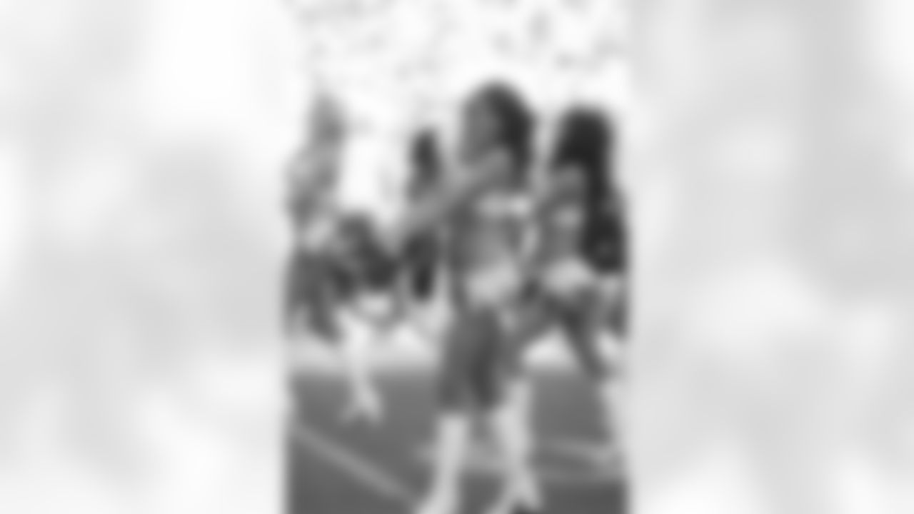 11/02-Cheerleader