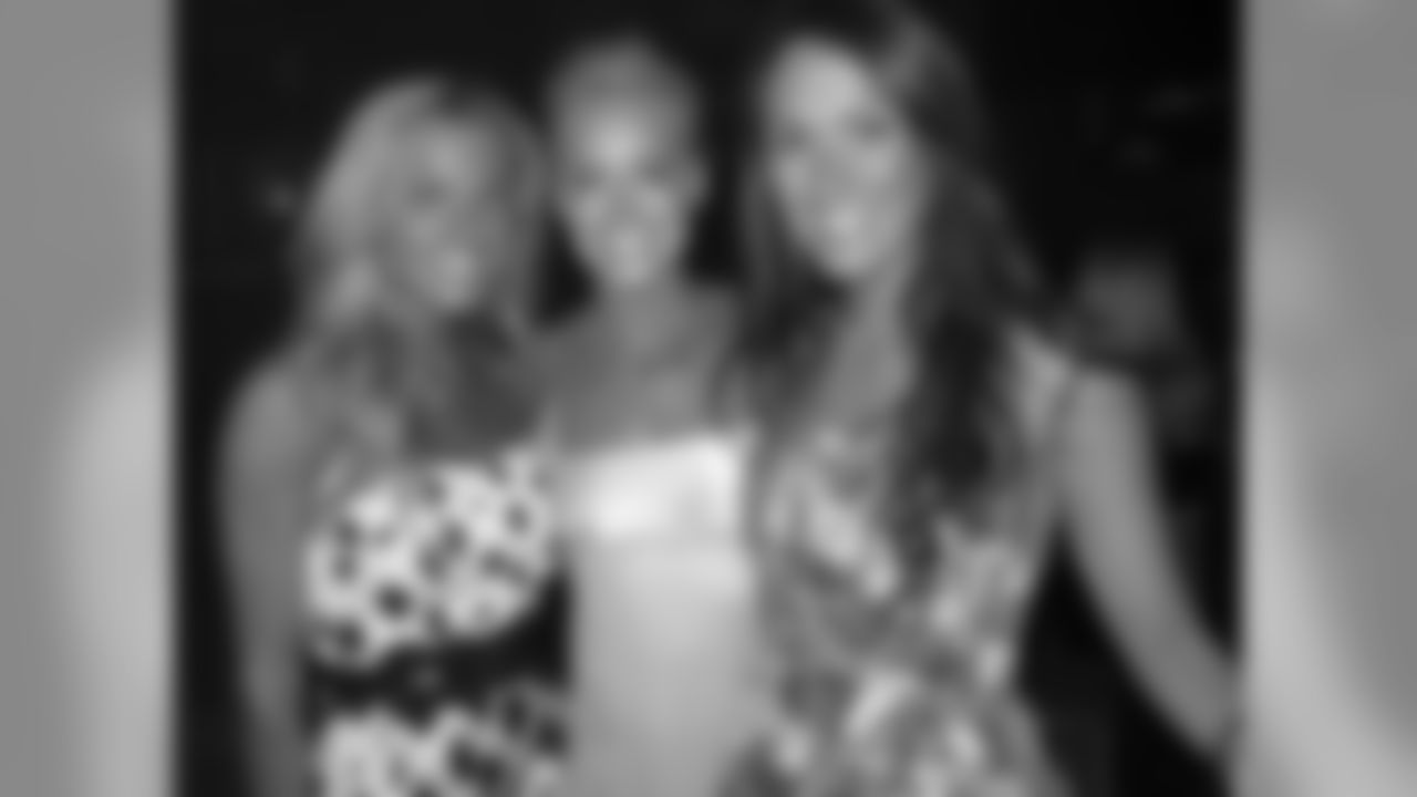 Titans Cheerleaders arrived Monday at the Sandestin Golf and Beach Resort for their 2010 photo shoot. After checking in at the Grand, the cheerleaders enjoyed dinner at Marlin Grill at the Baytown Wharf prior to resting up for an early morning photo shoot.