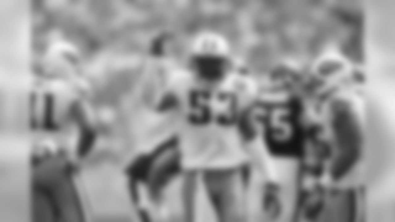 Tennessee Titans linebacker Keith Bulluck (53) is seen in action against the Houston Texans in the second quarter of an NFL football game in Nashville, Tenn., Sunday, Sept. 20, 2009. (AP Photo/Wade Payne)