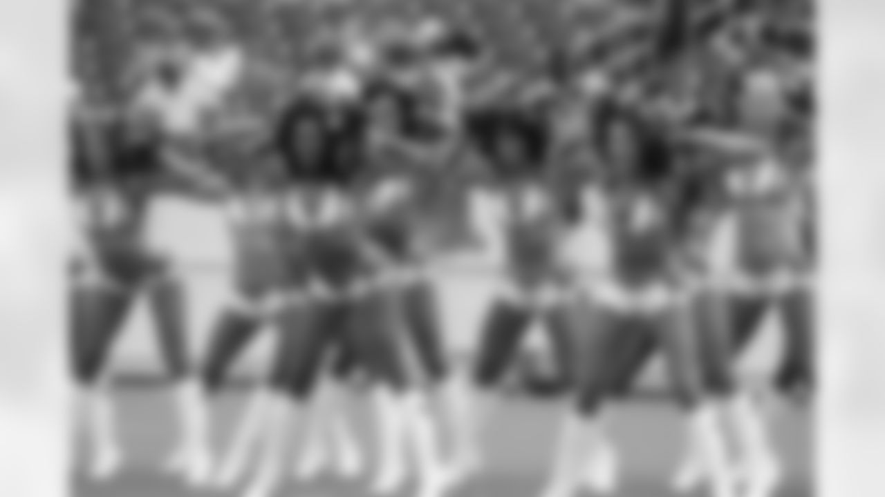 cheerleaders-180814-scrimmage241523