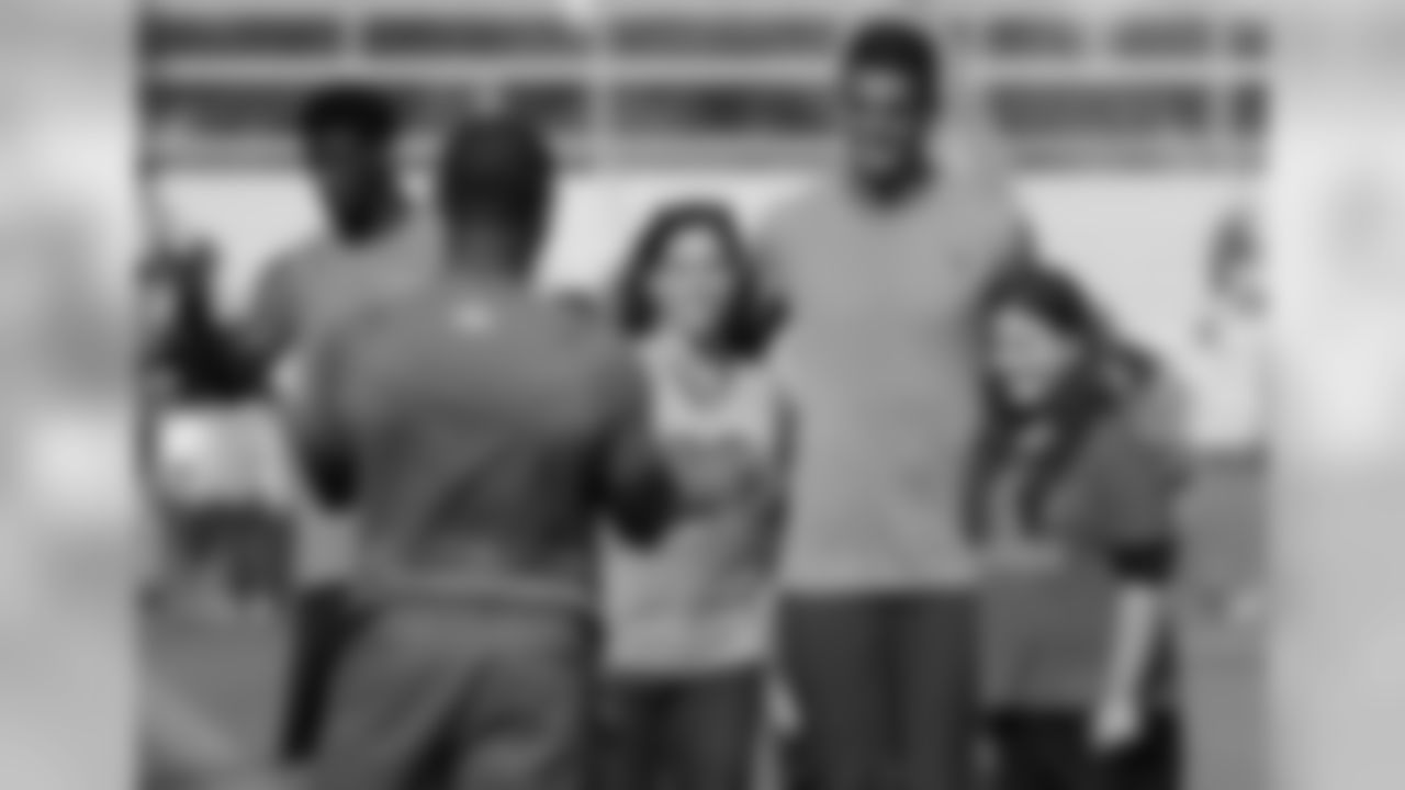 Tennessee Titans quarterback Marcus Mariota, second from right, poses for a photo with fans after NFL football training camp Saturday, July 30, 2016, in Nashville, Tenn. (AP Photo/Mark Humphrey)