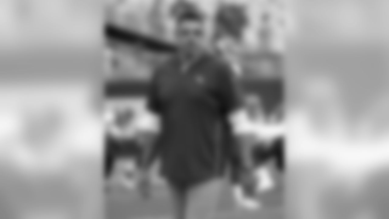 Tennessee Titans head coach Mike Vrabel walks through the team as the warm up before an NFL football game against the Pittsburgh Steelers, Saturday, Aug. 25, 2018, in Pittsburgh. (AP Photo/Fred Vuich)