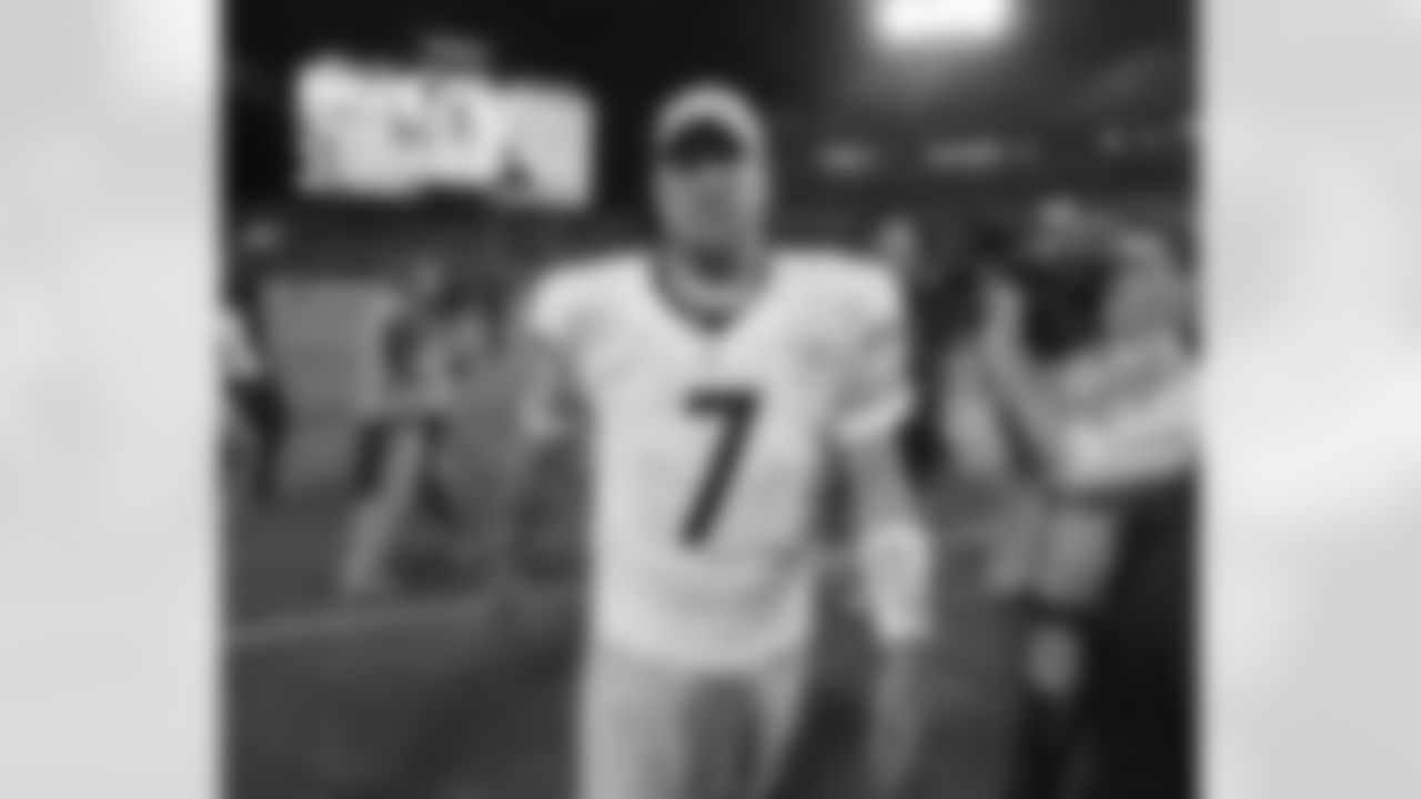 Pittsburgh Steelers quarterback Ben Roethlisberger walks off the field after the Steelers' 26-23 loss to the Tennessee Titans in an NFL football game Thursday, Oct. 11, 2012, in Nashville, Tenn. (AP Photo/Wade Payne)