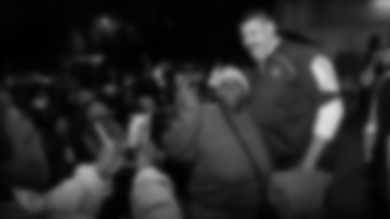 NASHVILLE, TN - NOVEMBER 26, 2019 - Head coach Mike Vrabel of the Tennessee Titans feeding the homeless community a thanksgiving meal with the Bridge Ministry in Nashville, TN. Photo By Donald Page/Tennessee Titans