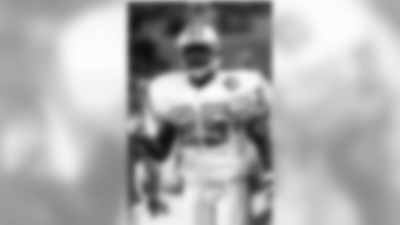 The Oilers drafted Denard Walker in the third round (75th overall) of the 1997 NFL Draft.
