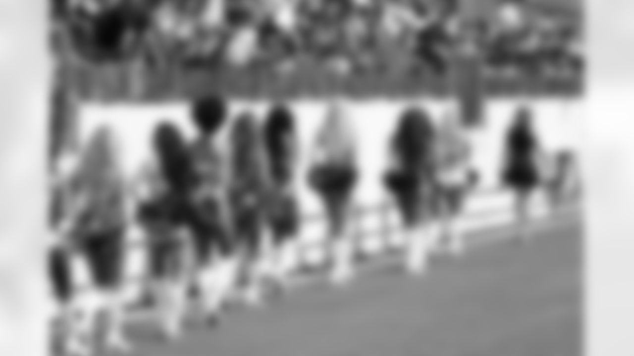 cheerleaders-180814-scrimmage241495