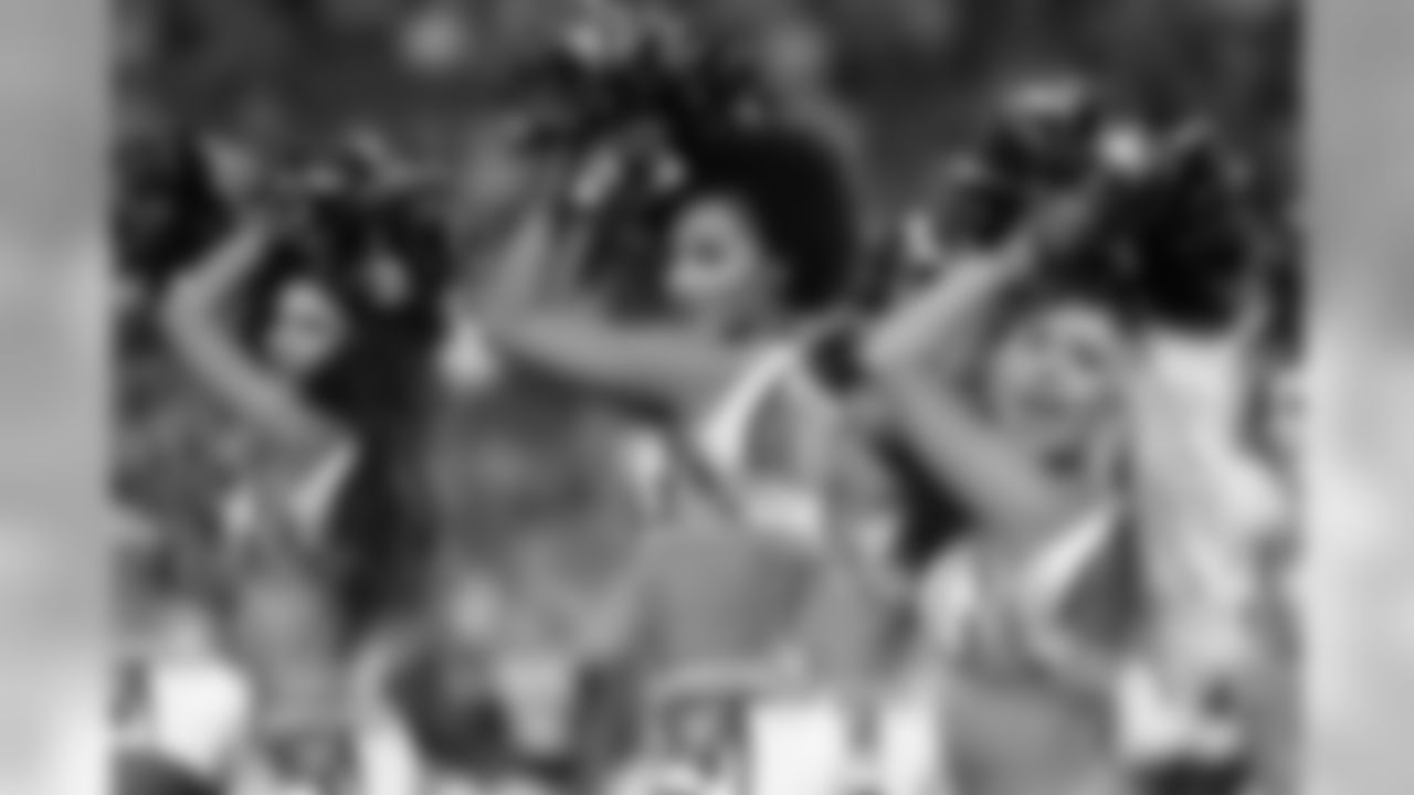 titans2018bucscheer244493