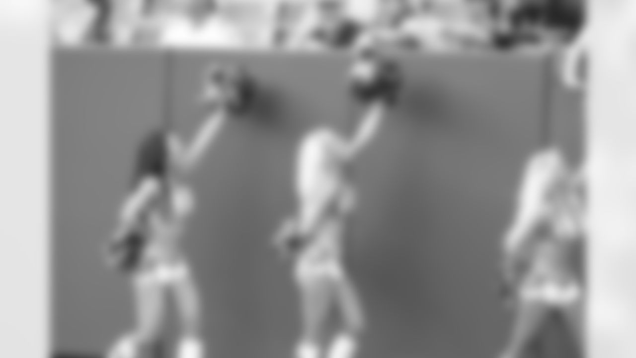 cheerleaders-180814-scrimmage241540