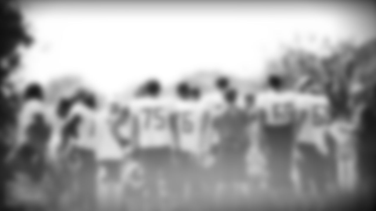 Team huddle during fall camp practice at Saint Thomas Sports Park on August 04, 2021 in Nashville, TN. Photo By Cameron Faulkner/Tennessee Titans