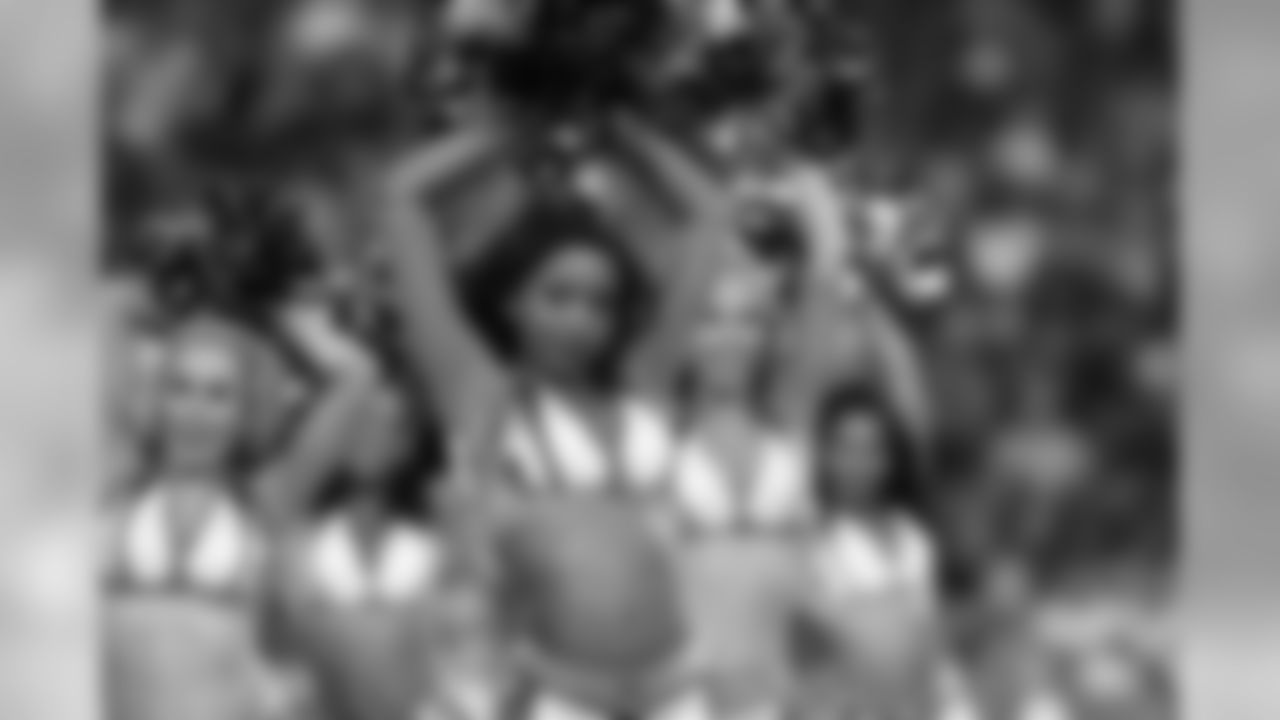 titans2018bucscheer244491