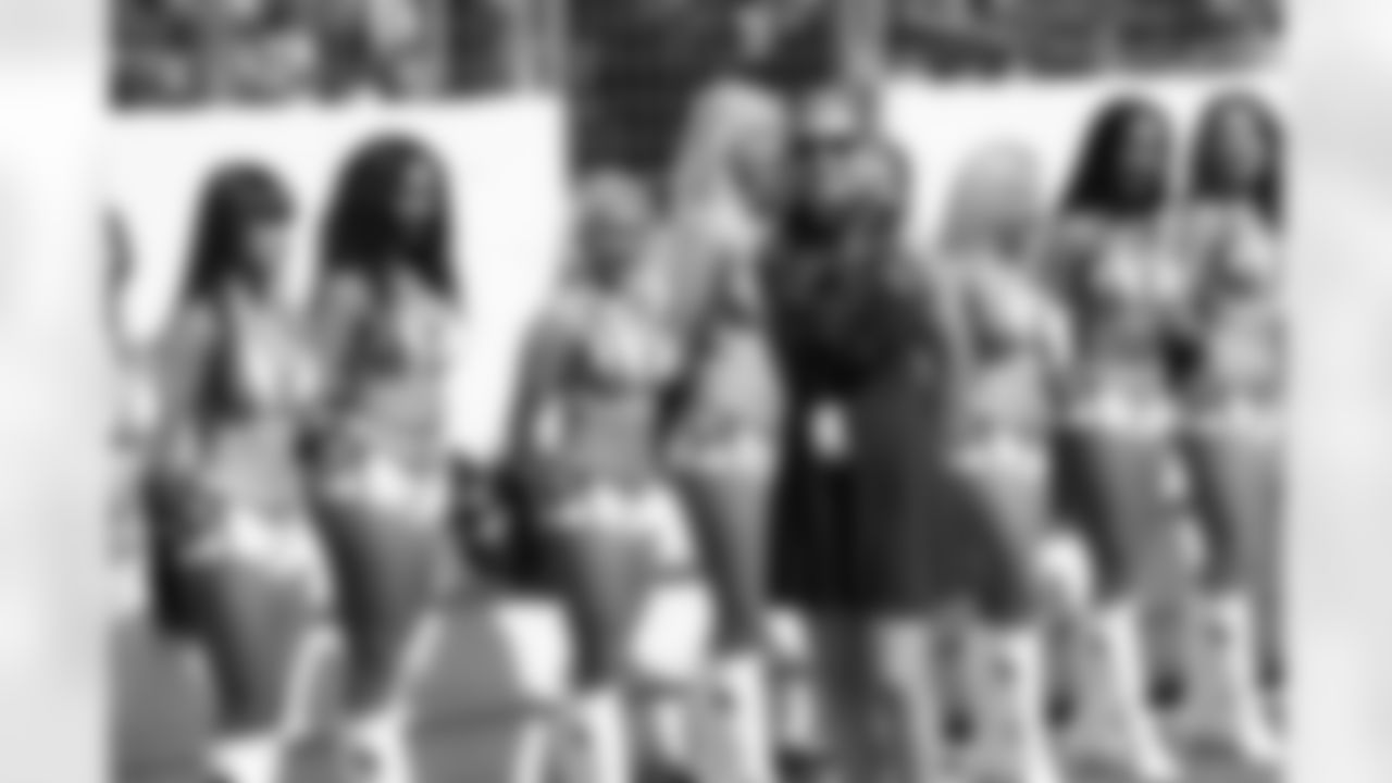 cheerleaders-180814-scrimmage241504
