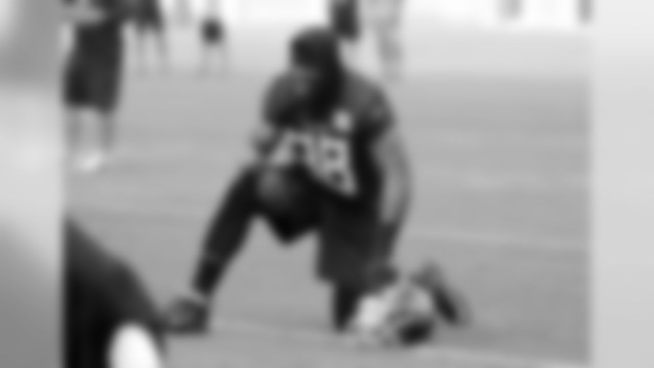 Tennessee Titans' Brian Orakpo (98) warms up during NFL football minicamp Tuesday, June 12, 2018, in Nashville, Tenn. (AP Photo/Mark Humphrey)