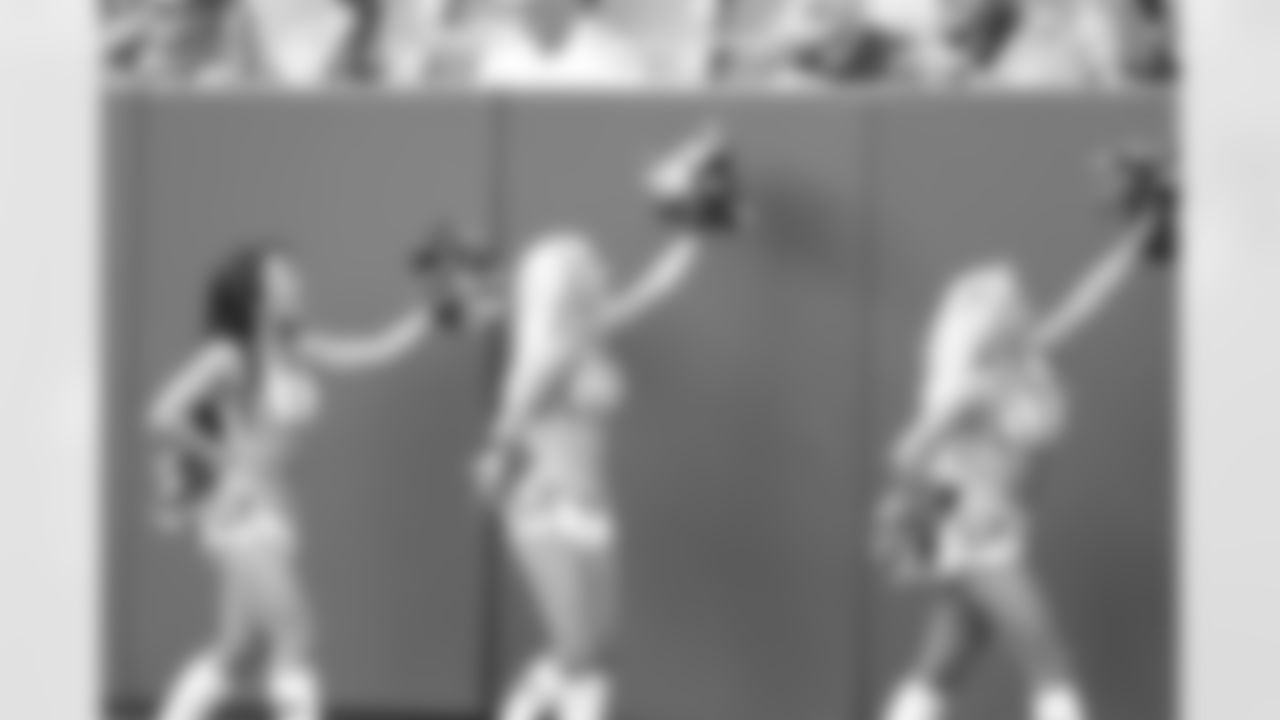 cheerleaders-180814-scrimmage241539