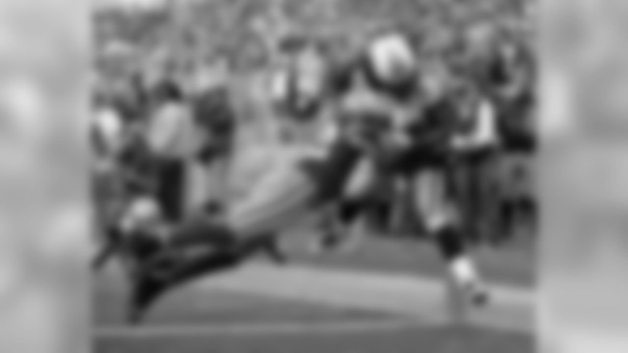 The Tennessee Titans improved to 2-6 with a 34-27 victory against the San Francisco 49ers at Candlestick Park on Sunday, Nov. 8, 2009.