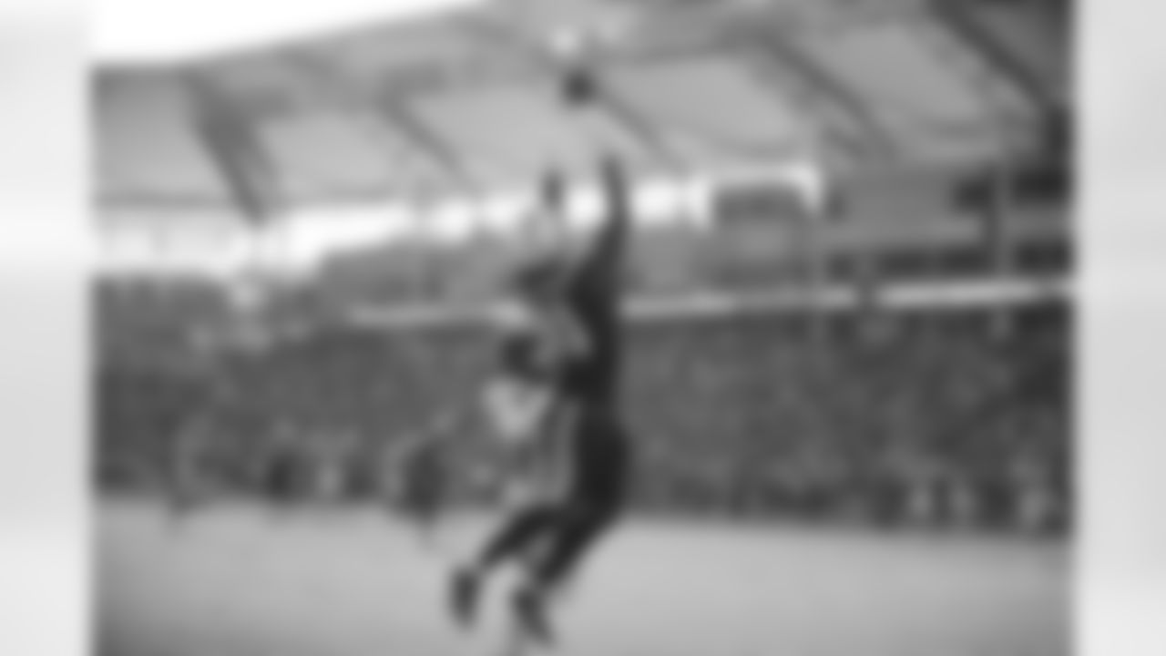 Mike Williams leaps for a 29-yard catch during Week 11's Salute to Service game versus the Denver Broncos on Sunday, November 18, 2018 at StubHub Center.