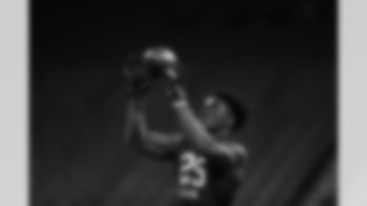Auburn defensive back Roger McCreary (25) makes a catch during the 2022 Scouting Combine on Sunday, March 6, 2022 in Indianapolis, Indiana. (Kevin Sabitus/NFL)