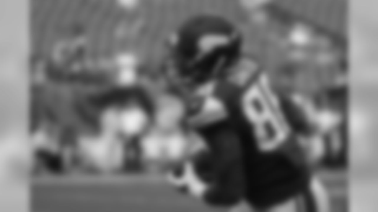 TE Kyle Carter