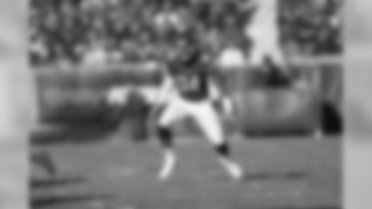LB Leonard Floyd had 7.0 sacks and 33 combined tackles in his first year in Chicago.