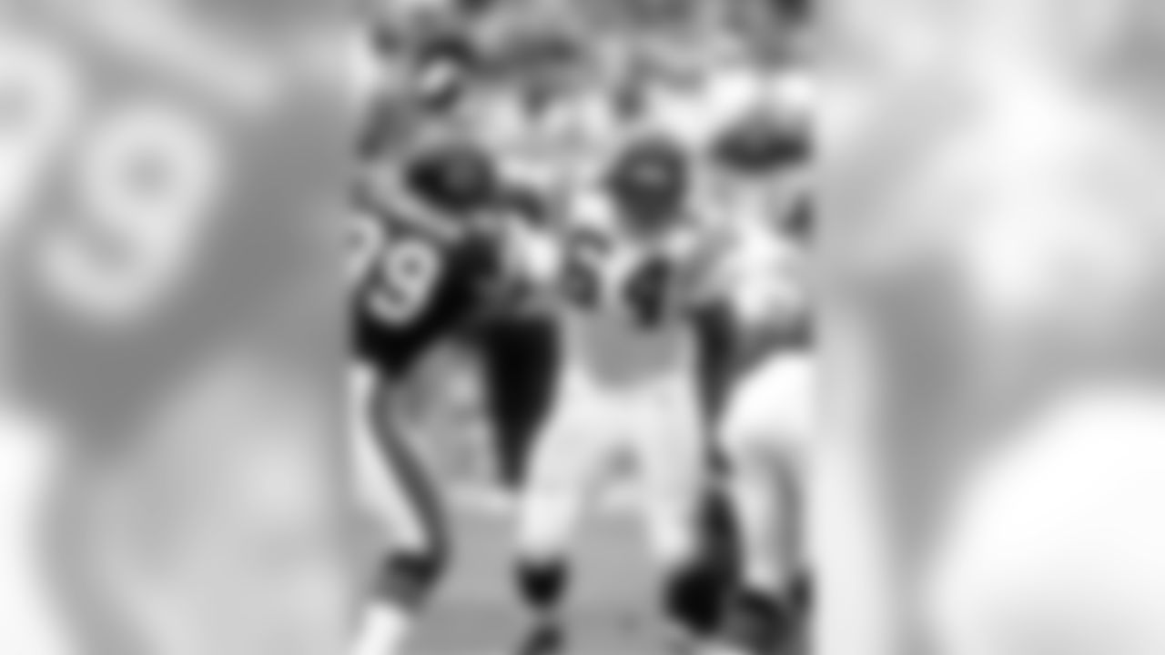 Guard Randall McDaniel (64) of the Minnesota Vikings sets for play against the Chicago Bears in September 1997 in Chicago. (AP Photo / Al Messerschmidt)