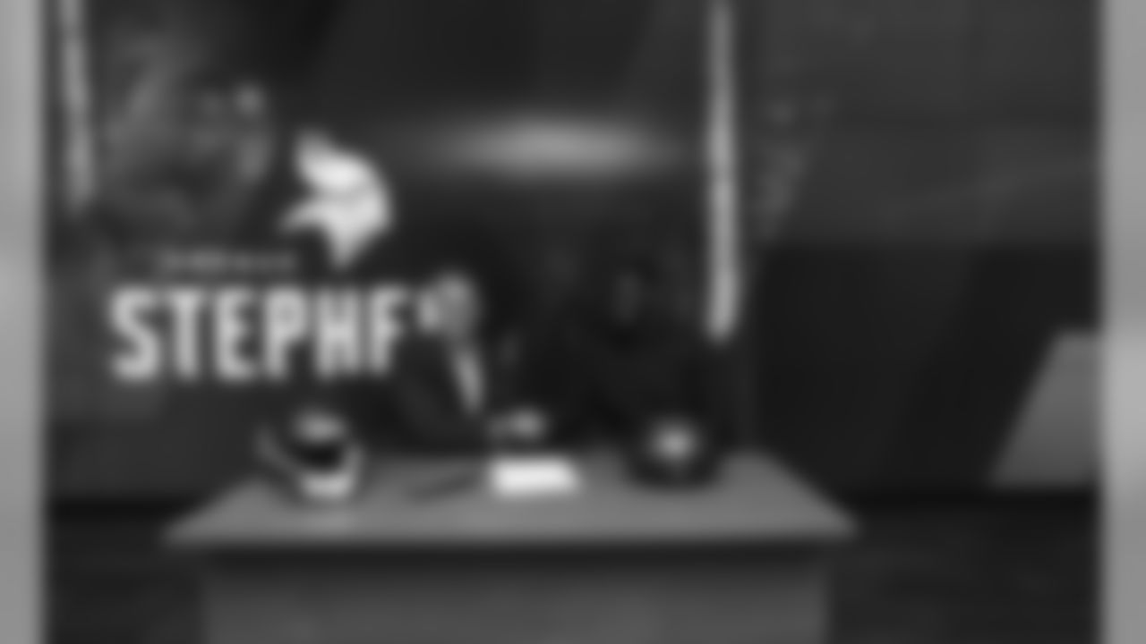 2019_0314_FreeAgency_Resigning_0005