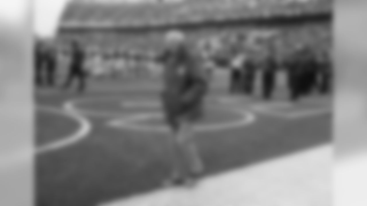 Former Minnesota Vikings coach Jerry Burns walks the field before an NFL football game against the Seattle Seahawks, Sunday, Dec. 6, 2015 in Minneapolis.