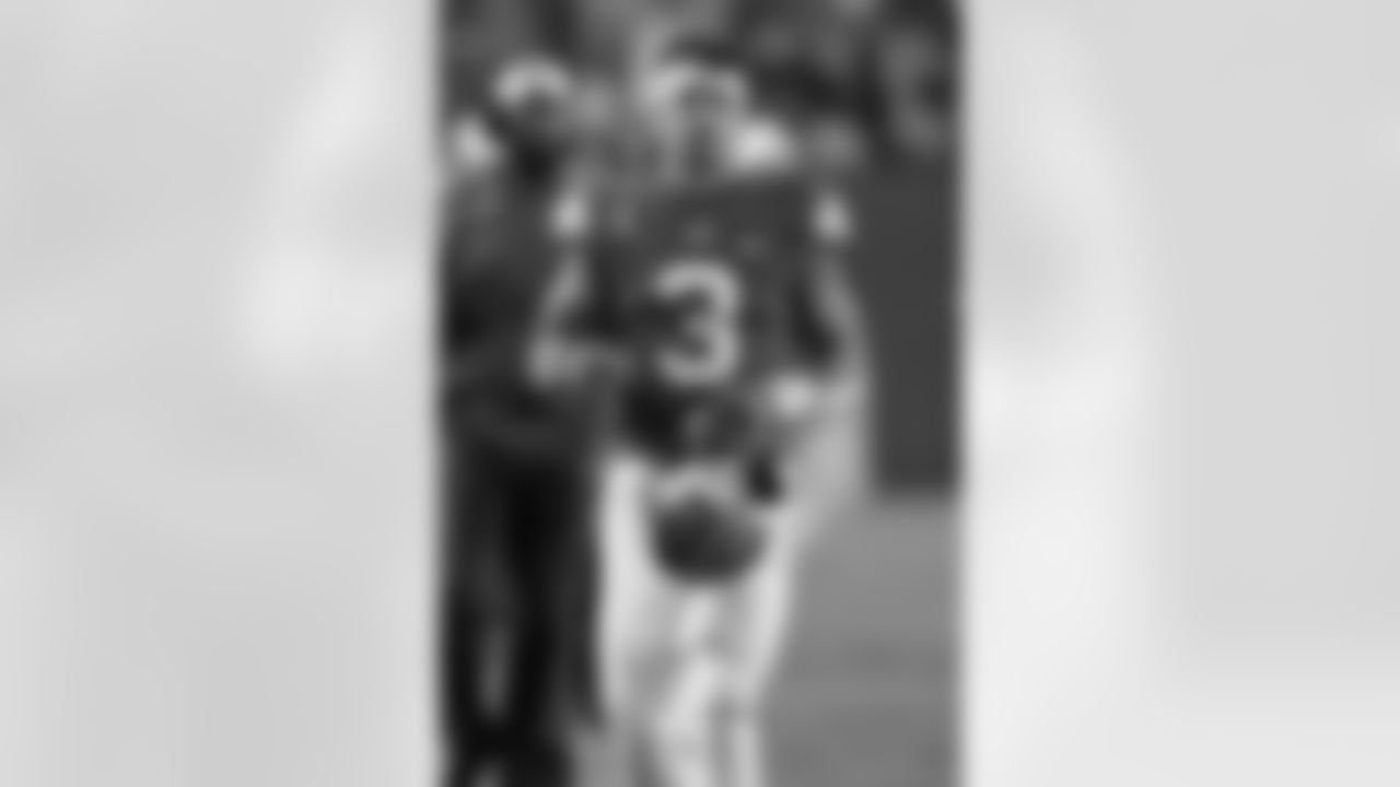 QB Jaren Hall