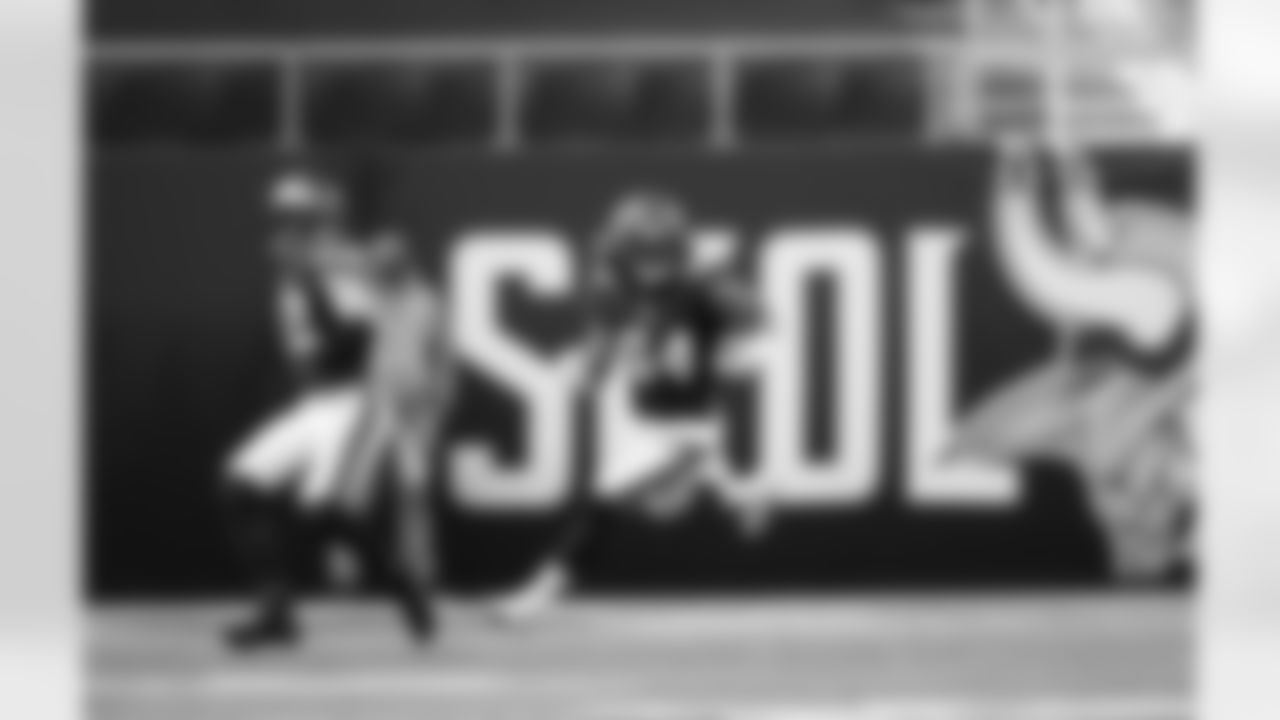 2020_1129_Panthers_Home_0327